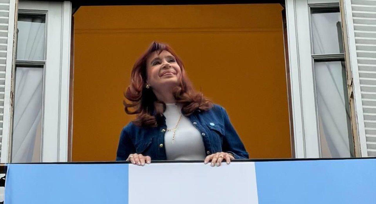 Cristina Kirchner advirtioacute que la economiacutea estaacute manejada a ldquocontrol remotordquo por EEUU- ldquoEs Milei o Argentina