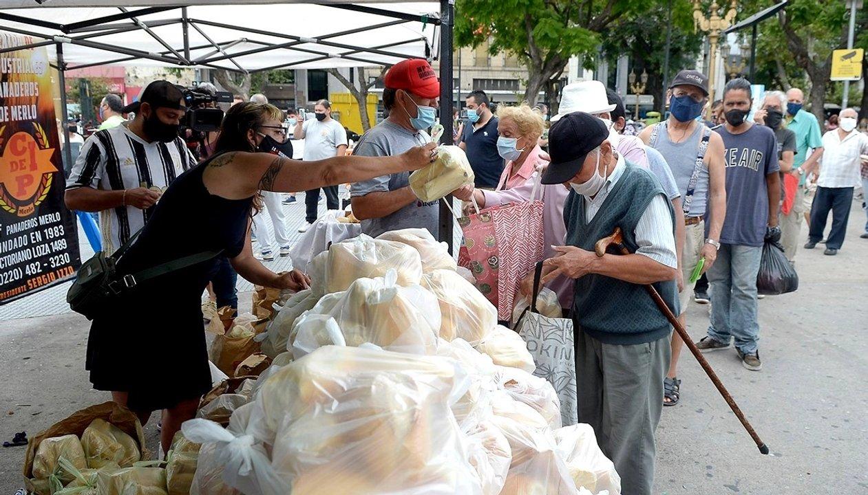 Luis Caputo ni lo vio por TV- los panaderos regalaron 4000 kilos en una hora en protesta por cierres masivos 