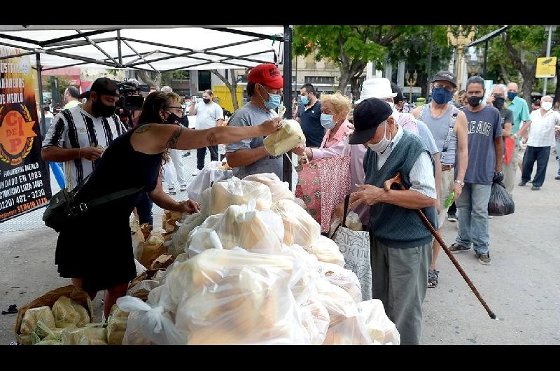 Luis Caputo ni lo vio por TV- los panaderos regalaron 4000 kilos en una hora en protesta por cierres masivos 