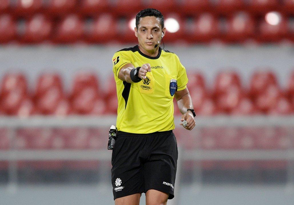 Se confirmaron los aacuterbitros de las semifinales de las copas Libertadores y Sudamericana 2025