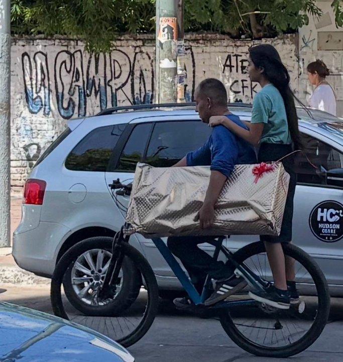 El esfuerzo de las familias por el Diacutea de la Madre- los trabajadores dejan todo para que no falte un regalo