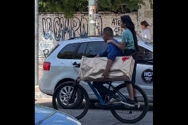 El esfuerzo de las familias por el Diacutea de la Madre- los trabajadores dejan todo para que no falte un regalo