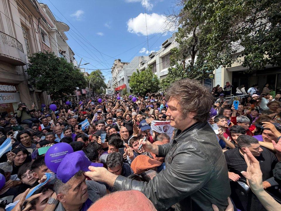 Tras su breve paso por Santiago del Estero Javier Milei ya estaacute en Tucumaacuten para el acto de campantildea