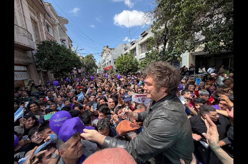 Tras su breve paso por Santiago del Estero Javier Milei ya estaacute en Tucumaacuten para el acto de campantildea