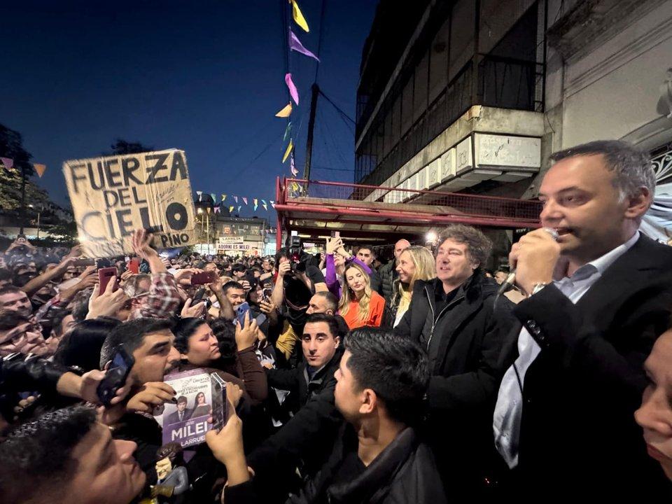 En la recta final de la campantildea Javier Milei visita Coacuterdoba y prepara un acto de cierre en Rosario