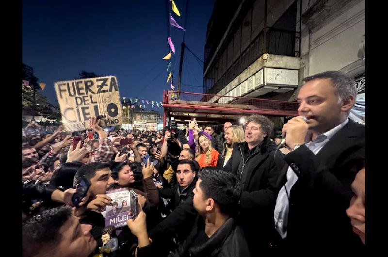 En la recta final de la campantildea Javier Milei visita Coacuterdoba y prepara un acto de cierre en Rosario