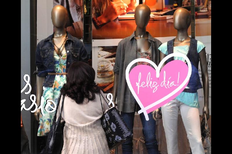 Diacutea de la Madre 2025- las ventas se desplomaron y el regalo promedio ya no alcanza ni para una remera