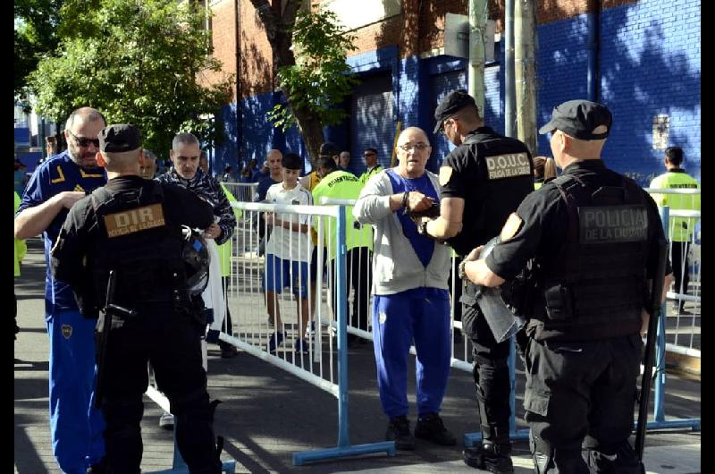 Operativo en La Bombonera- 47 ldquotrapitosrdquo demorados y 172 actas contravencionales en el partido Boca-Belgrano