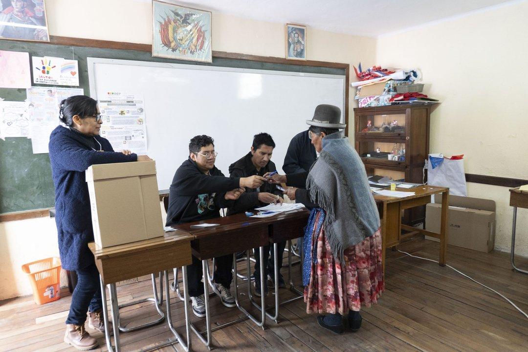 Expectativa en Bolivia por los resultados del balotaje entre Quiroga y Paz