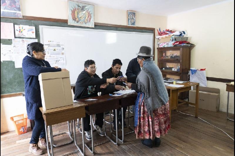 Expectativa en Bolivia por los resultados del balotaje entre Quiroga y Paz