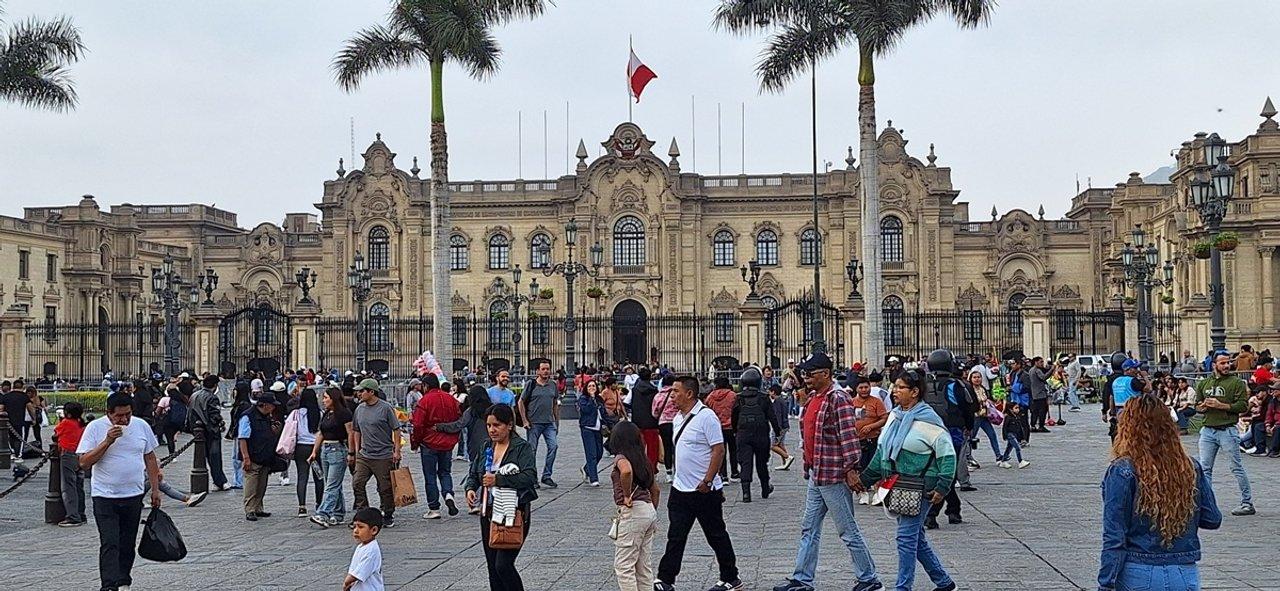 Crisis poliacutetica en Peruacute- protestas incertidumbre y un futuro en disputa