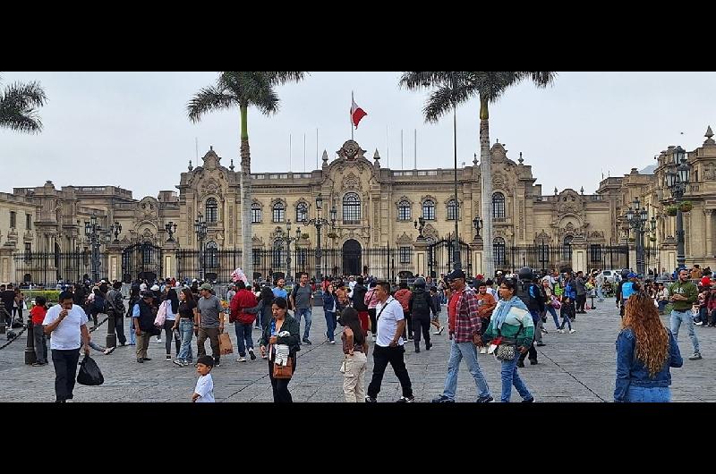 Crisis poliacutetica en Peruacute- protestas incertidumbre y un futuro en disputa