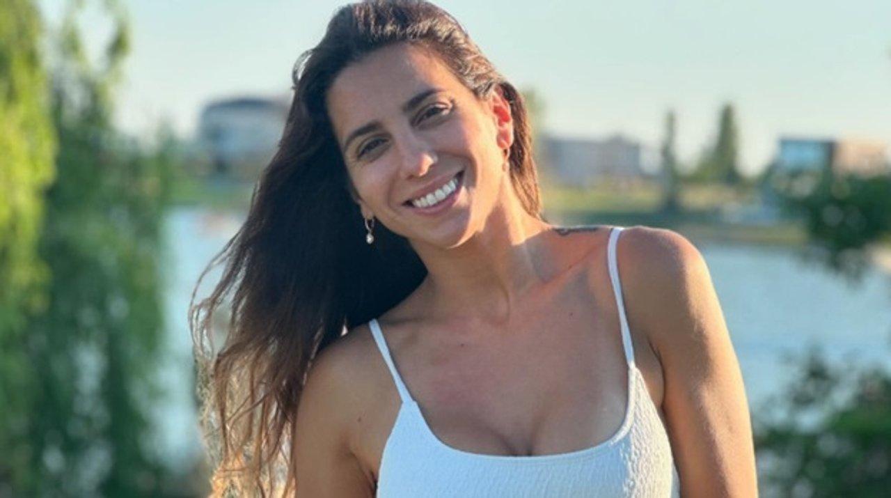 Cinthia Fernaacutendez aparecioacute de sorpresa en el viaje de egresados de sus hijas