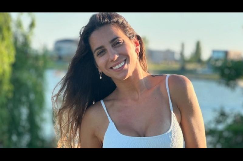 Cinthia Fernaacutendez aparecioacute de sorpresa en el viaje de egresados de sus hijas