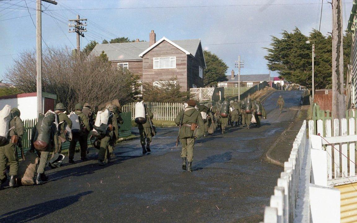 Emotivo reconocimiento a heacuteroes olvidados de Malvinas- les otorgan un grado militar 43 antildeos despueacutes