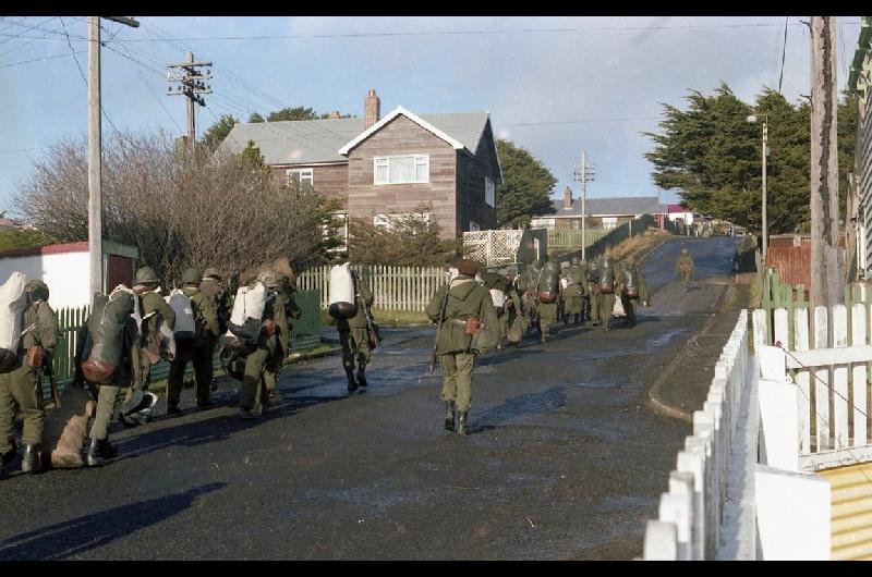 Emotivo reconocimiento a heacuteroes olvidados de Malvinas- les otorgan un grado militar 43 antildeos despueacutes