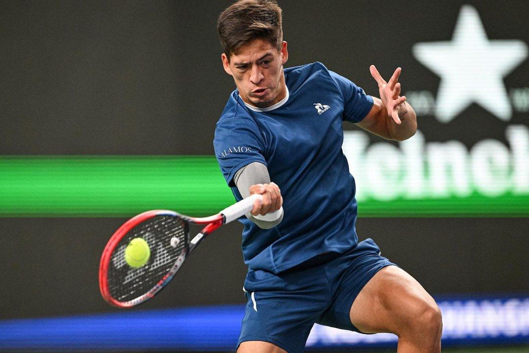 Sebastiaacuten Baacuteez volvioacute a caer en el ATP de Basilea y no levanta en el circuito