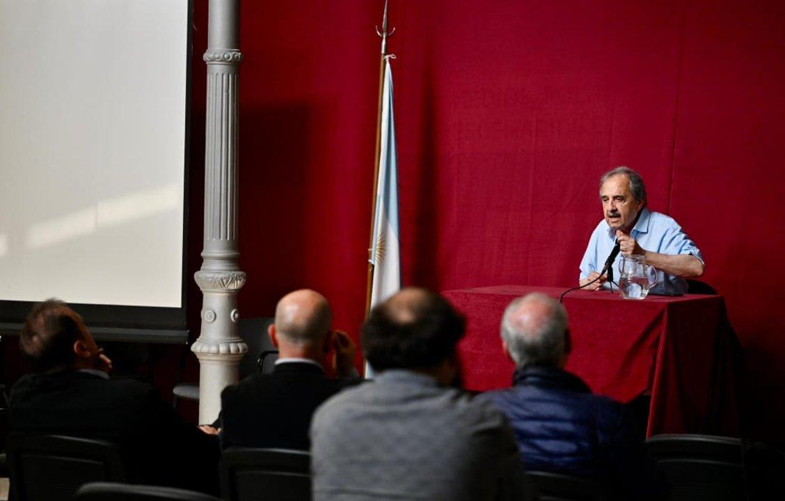 Alfonsiacuten- Milei es bravo con nosotros pero con EEUU metioacute la cola entre las patas