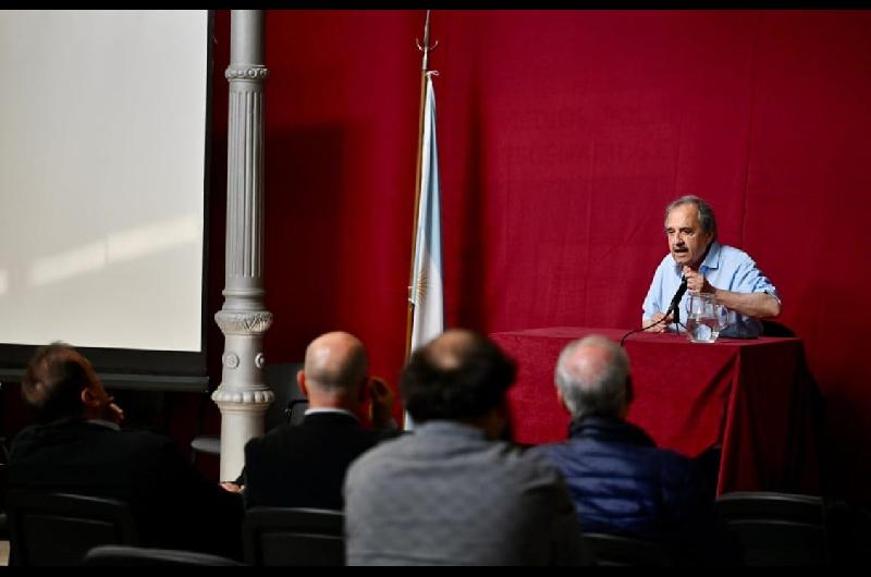 Alfonsiacuten- Milei es bravo con nosotros pero con EEUU metioacute la cola entre las patas