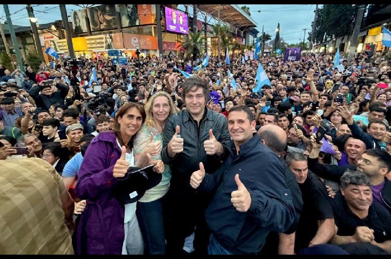 Comenzoacute la caravana que encabeza Milei en Coacuterdoba