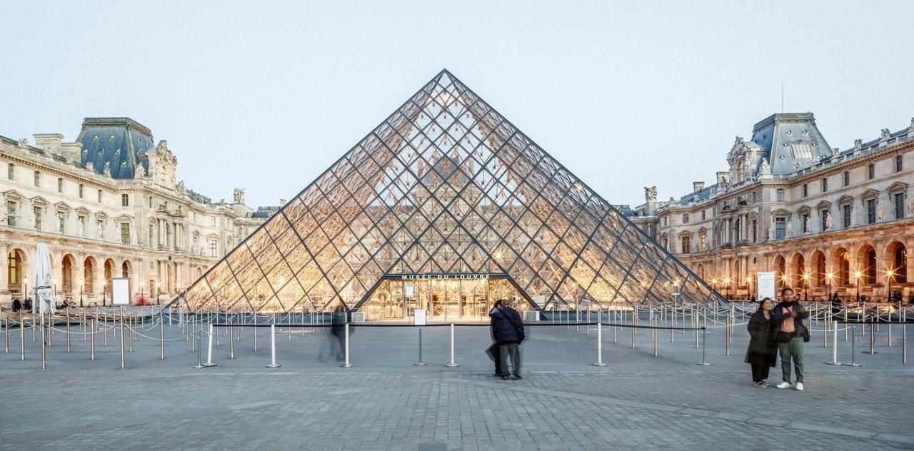 Museo del Louvre estimoacute en 102 millones de doacutelares el valor de las joyas robadas