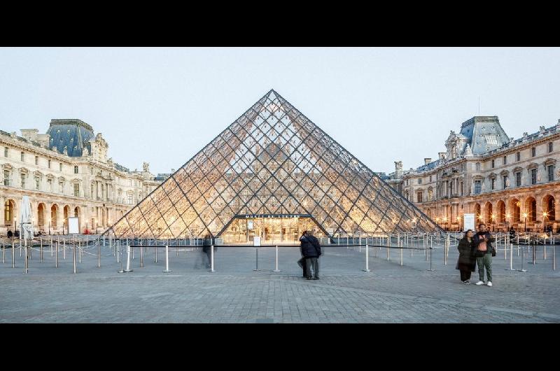 Museo del Louvre estimoacute en 102 millones de doacutelares el valor de las joyas robadas