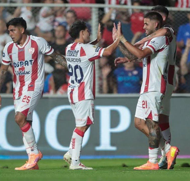 Unioacuten goleoacute a Defensa y Justicia por 3-0 y volvioacute a acercarse a la punta de la zona A del Torneo Clausura 2025