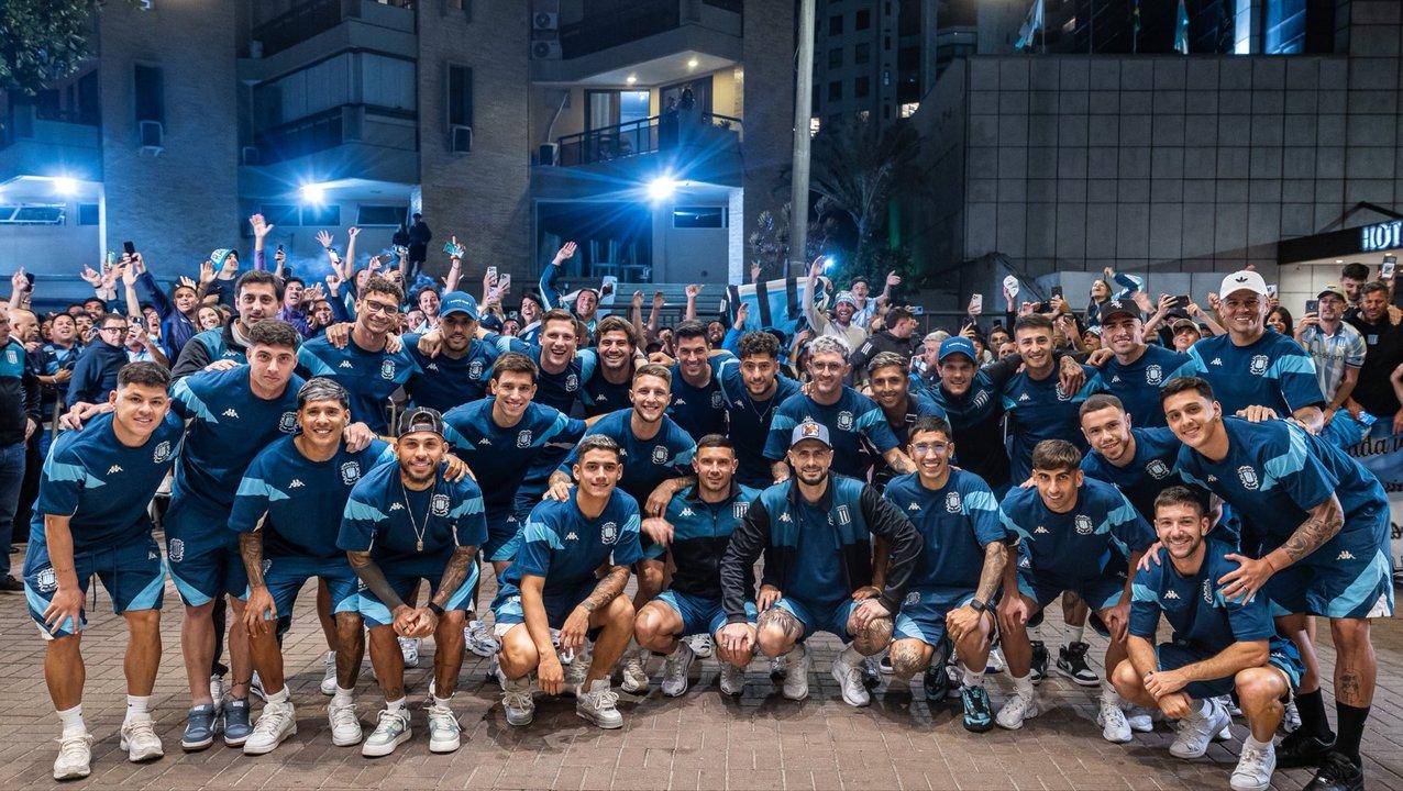 El increiacuteble recibimiento de los hinchas de Racing en Rio de Janeiro en la previa ante Flamengo 