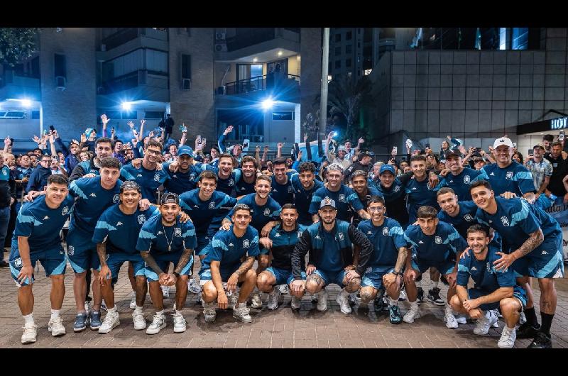 El increiacuteble recibimiento de los hinchas de Racing en Rio de Janeiro en la previa ante Flamengo 