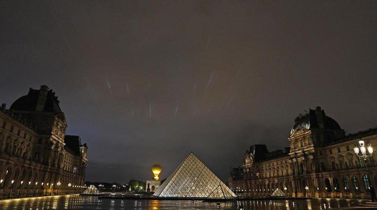 Reabrioacute el Louvre tres diacuteas despueacutes del robo de joyas