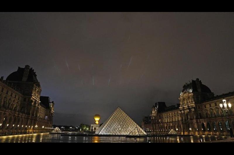 Reabrioacute el Louvre tres diacuteas despueacutes del robo de joyas