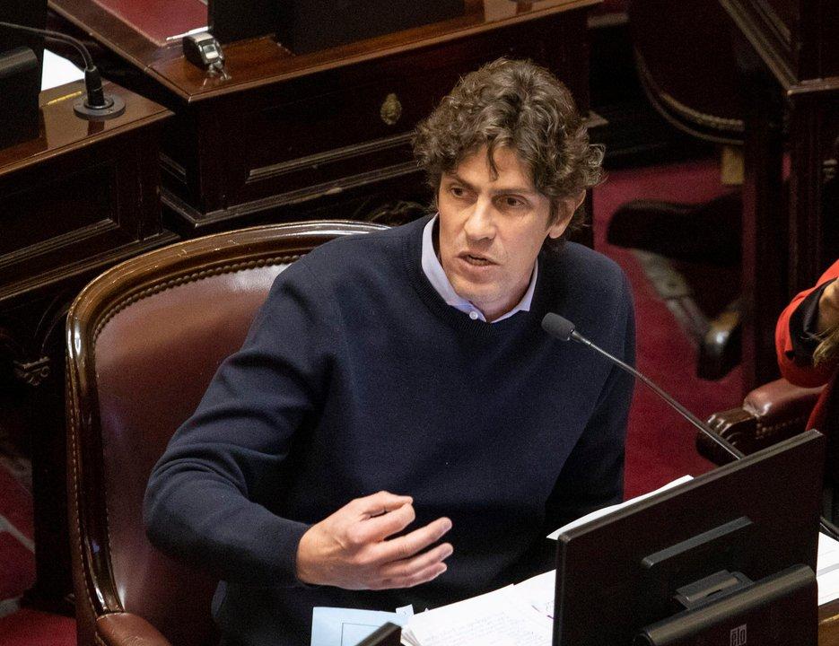 Lousteau- El Gobierno tiene superaacutevit pero a costo del deacuteficit de las familias