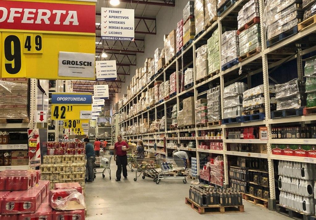 Las familias reorganizan sus consumos y hacen compras mayoristas para llegar a fin de mes