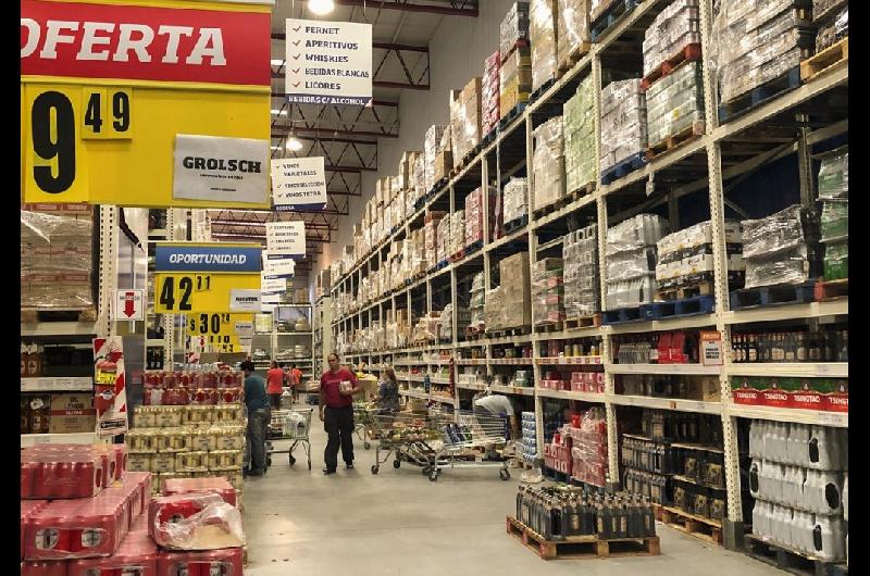 Las familias reorganizan sus consumos y hacen compras mayoristas para llegar a fin de mes
