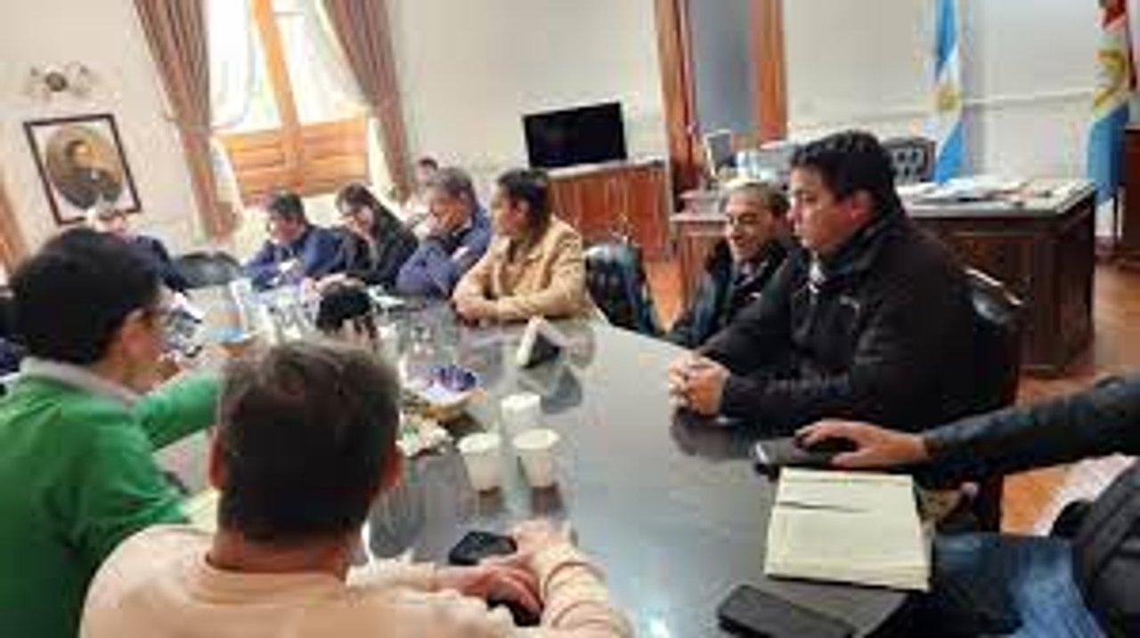 El Gobierno de Milei ya decidioacute que despueacutes de la eleccioacuten iraacute por los aumentos de las paritarias