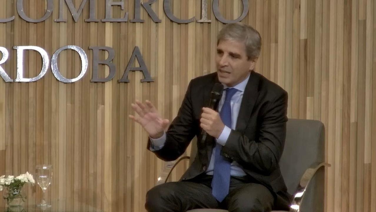 Luis Caputo anticipoacute queacute va a pasar con el doacutelar despueacutes de las elecciones