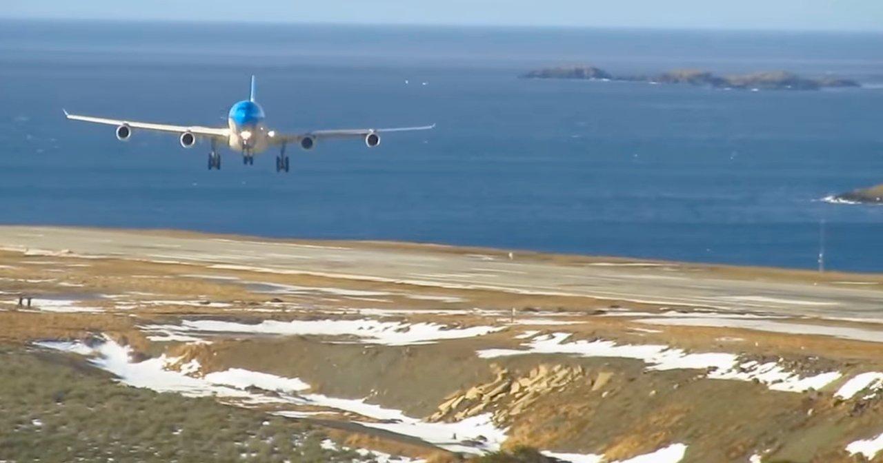 Ushuaia desde el aire- coacutemo es el aterrizaje de avioacuten maacutes exigente de Argentina