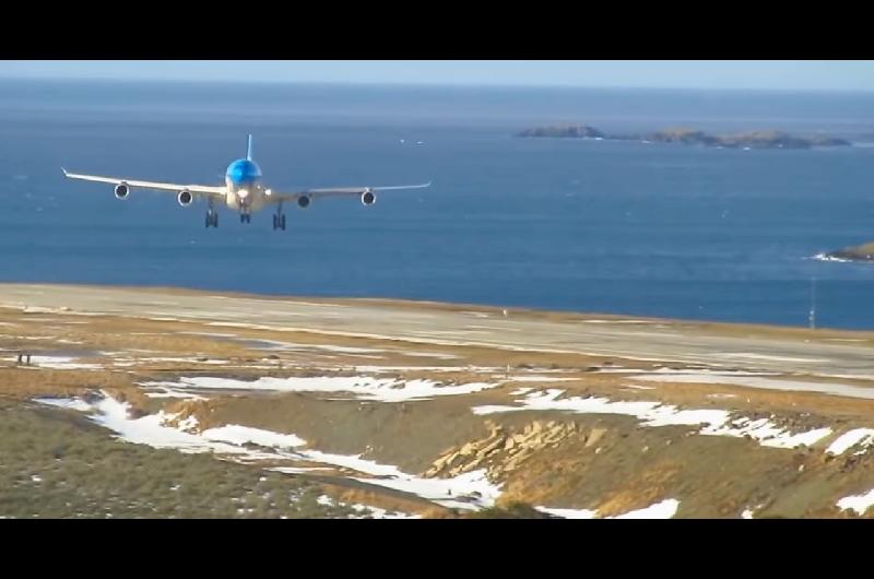 Ushuaia desde el aire- coacutemo es el aterrizaje de avioacuten maacutes exigente de Argentina