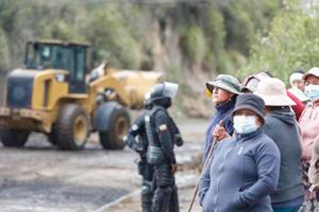 Fuerzas de seguridad de Ecuador despejan rutas tras el cese de paro indiacutegena