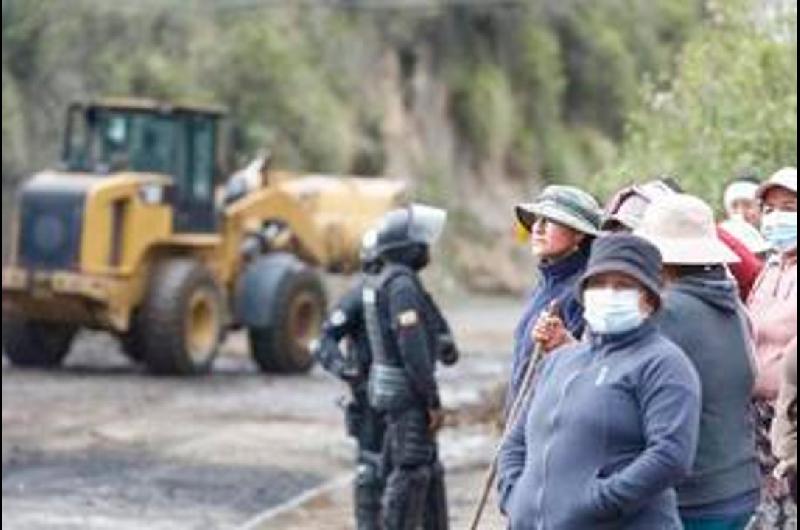 Fuerzas de seguridad de Ecuador despejan rutas tras el cese de paro indiacutegena