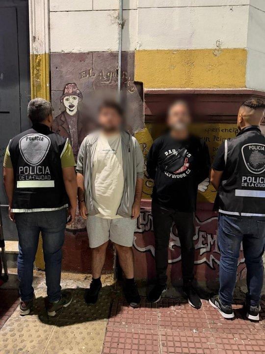 Imputaron a dos guiacuteas de turismo que vendiacutean entradas falsas por maacutes de 100 euros para ver a Huracaacuten