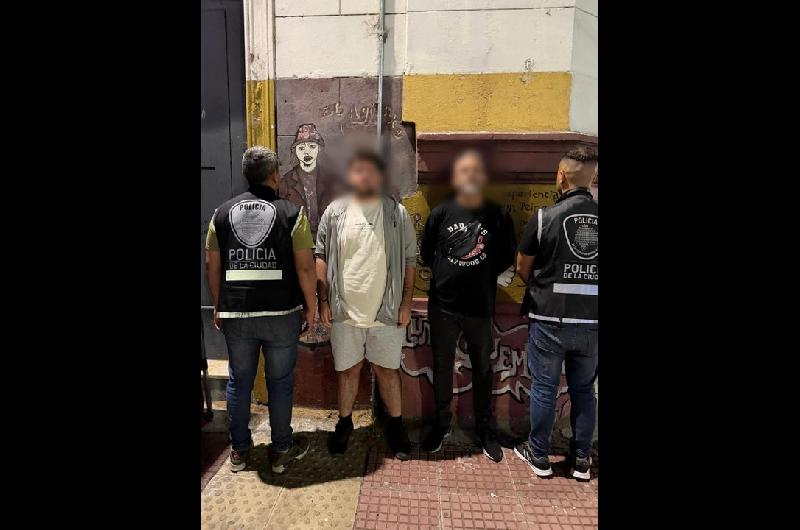 Imputaron a dos guiacuteas de turismo que vendiacutean entradas falsas por maacutes de 100 euros para ver a Huracaacuten
