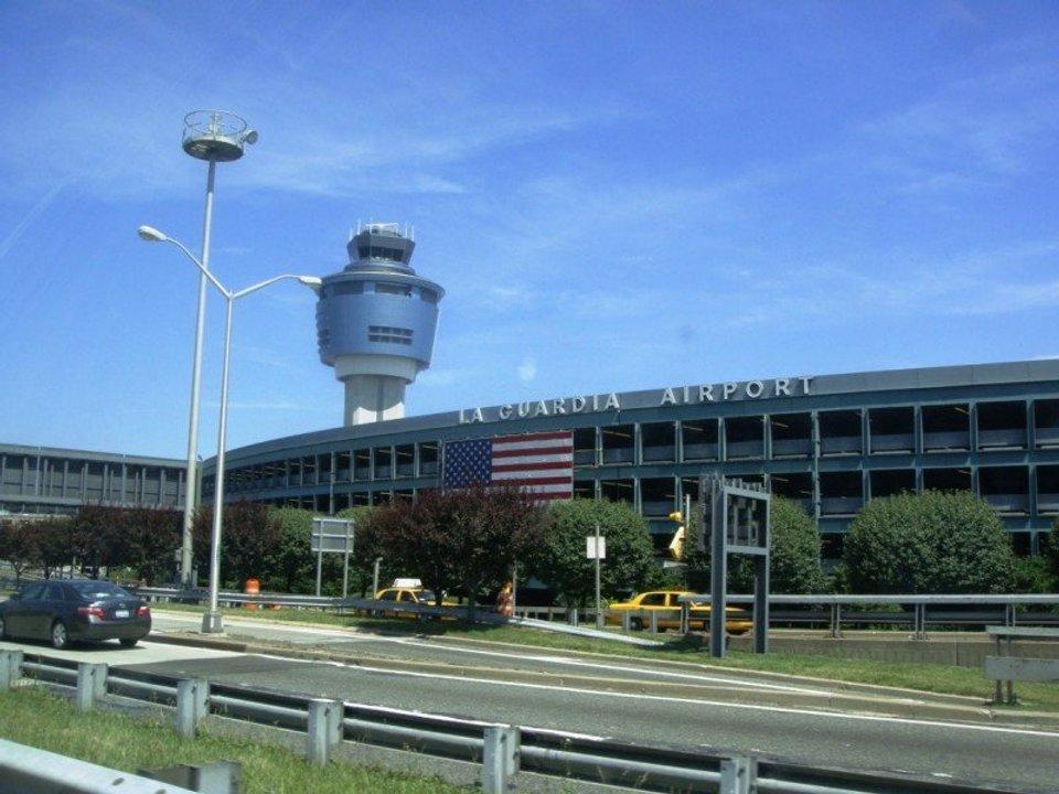Por escasez de controladores aeacutereos los principales aeropuertos estadounidenses sufren paros y cancelaciones