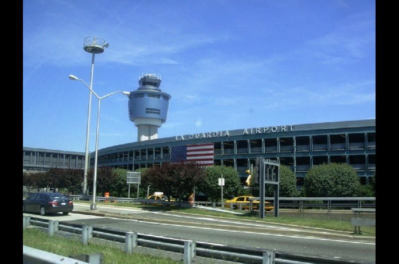 Por escasez de controladores aeacutereos los principales aeropuertos estadounidenses sufren paros y cancelaciones