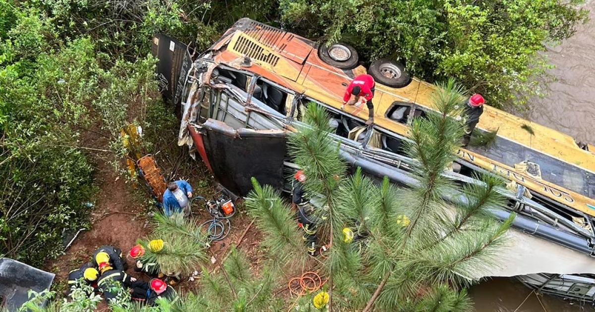 Un colectivo embistioacute a un auto cayoacute a un arroyo y dejoacute al menos 9 muertos 