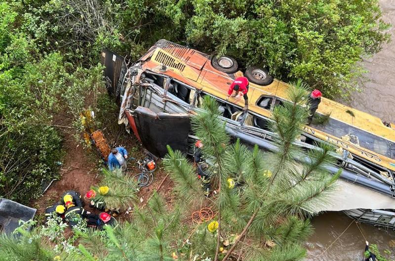 Un colectivo embistioacute a un auto cayoacute a un arroyo y dejoacute al menos 9 muertos 