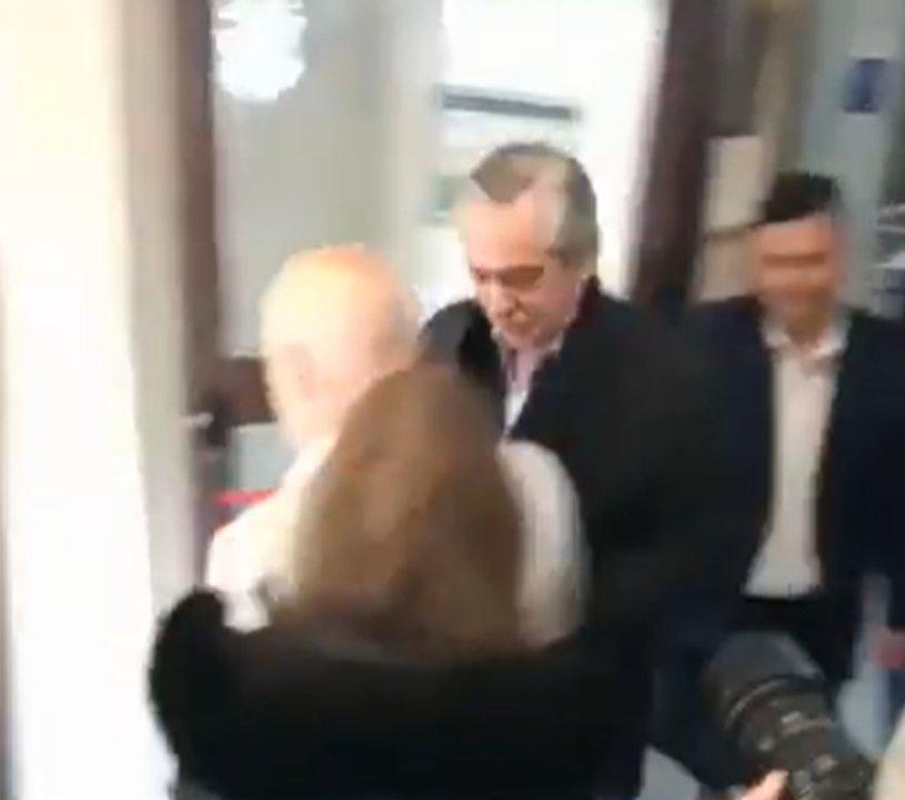 Alberto Fernaacutendez aparecioacute votoacute y salioacute a las apuradas- Defendiendo la democracia