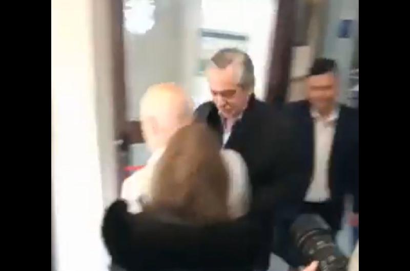 Alberto Fernaacutendez aparecioacute votoacute y salioacute a las apuradas- Defendiendo la democracia