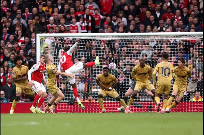 Arsenal vencioacute al Crystal Palace y se afianzoacute en la cima de la Premier League
