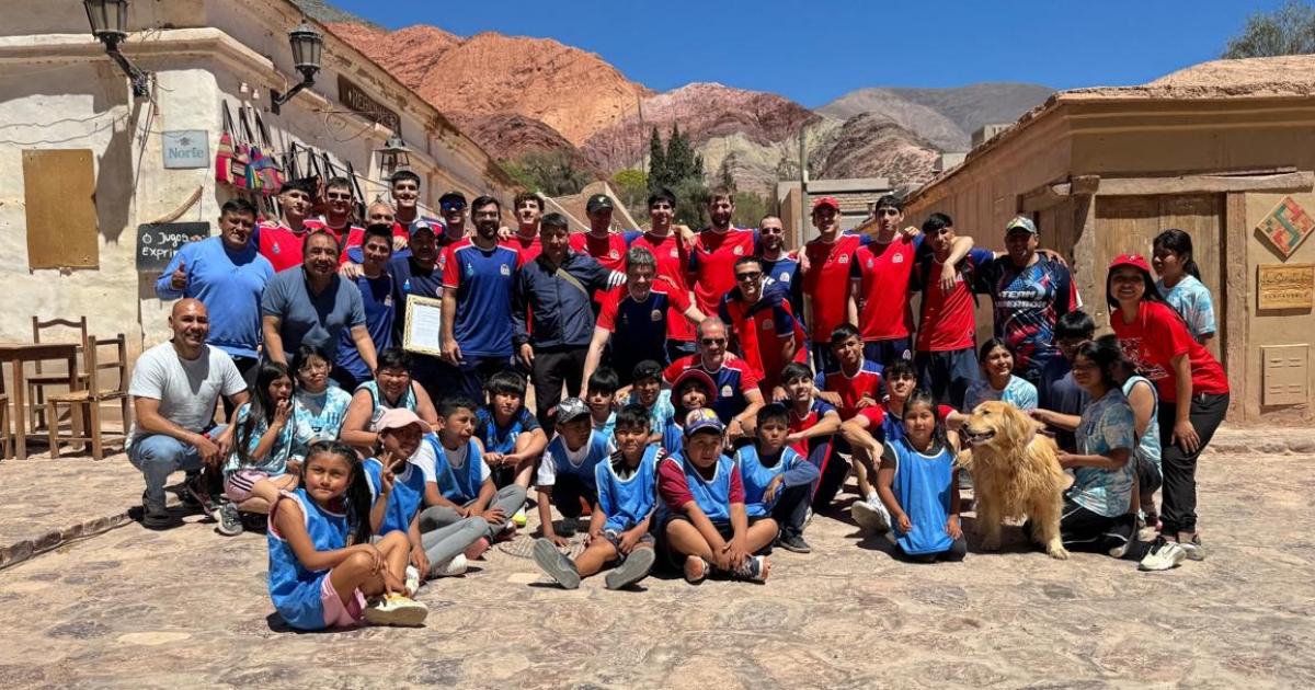Jujuy Baacutesquet visitoacute Purmamarca y se cargoacute de energiacutea